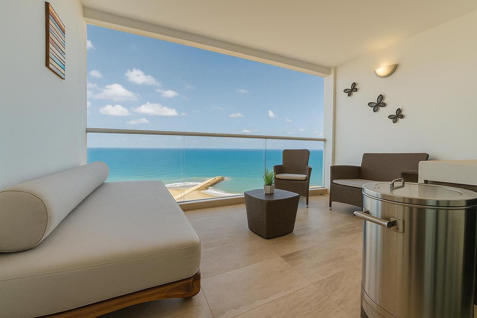 Sunset Oceanfront Apartamento *