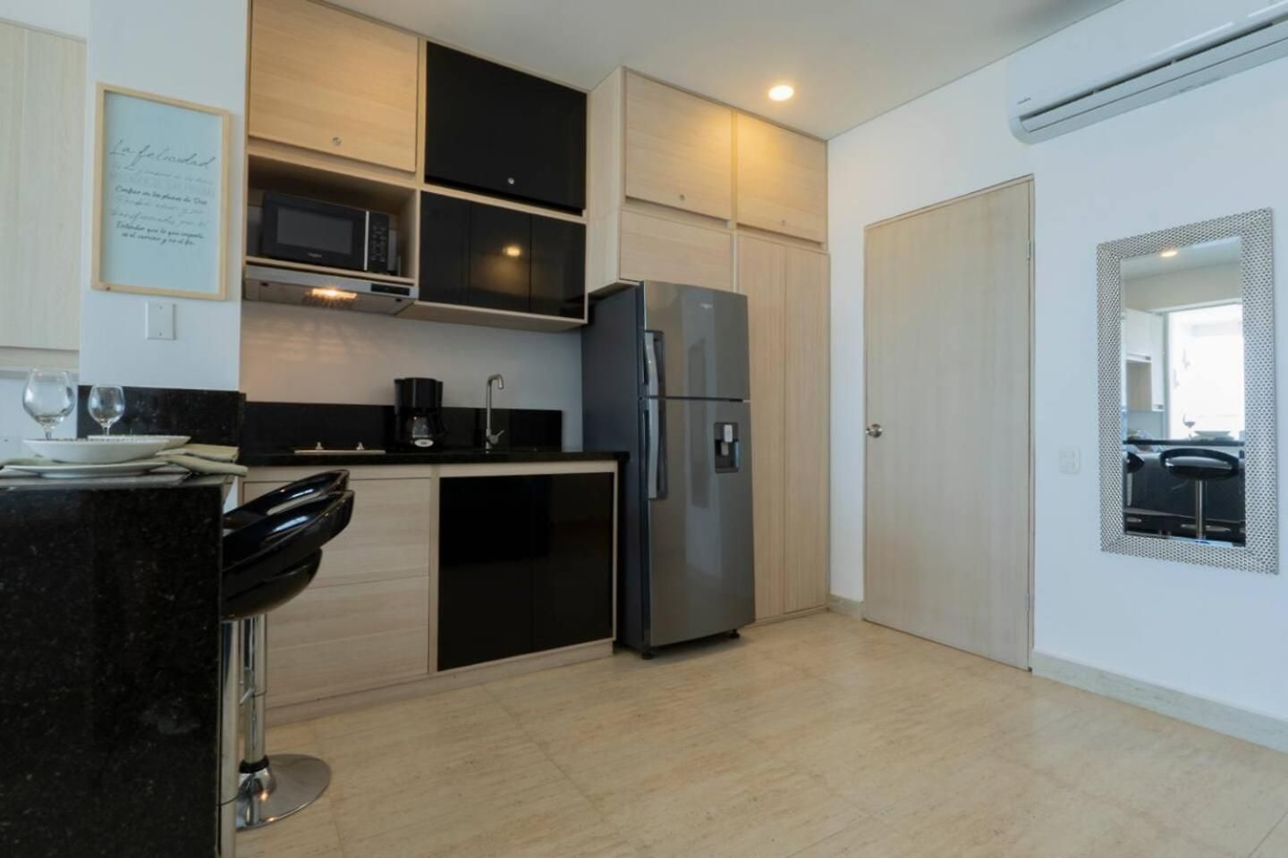Sunset Oceanfront Apartamento *