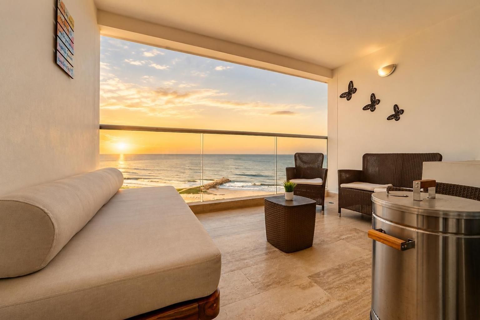 Sunset Oceanfront Apartamento *
