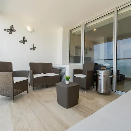 Sunset Oceanfront Apartment *